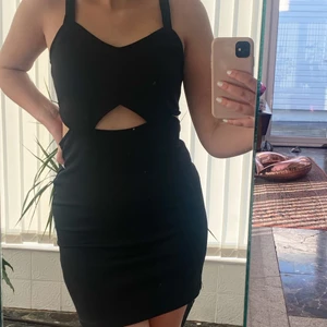 Svart klänning🖤🖤 - Svart snygg klänning ifrån H&M storlek 38. (Öppningar på sidorna och en i mitten. Snygga detaljer!🖤