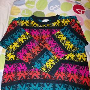 Sjukt fin färgglad sweatshirt som bara ger det lilla extra till din garderob😘 så sjukt bekväm också!!! Säljer pga garderob rensning❤ behöver sälja ut lite kläder, så priset kan diskuteras :) 