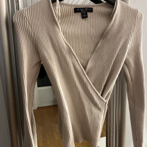 Beige topp! - Beige topp i strl s! Nyskick 