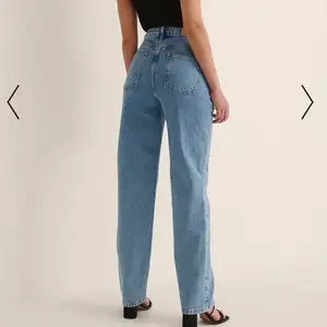 Min favorit jeans som tyvärr har blivit för små, gör ont i hjärtat att sälja dessa 💔💔💔 Skit snygga på!!! Inte mycket använda då de hann bli för små ganska snabbt 🥲