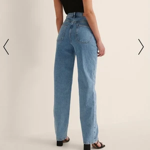 Jeans från NA-KD - Min favorit jeans som tyvärr har blivit för små, gör ont i hjärtat att sälja dessa 💔💔💔 Skit snygga på!!! Inte mycket använda då de hann bli för små ganska snabbt 🥲