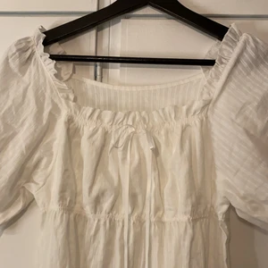 Vit klänning🤍 - Fick denna i present men den passar tyvärr inte mig. Den är helt ny så den är i superfint skick. Passar bra som sommar klänning, nattlinne eller liknande. Materialet är mjukt och 95% bomull🤍