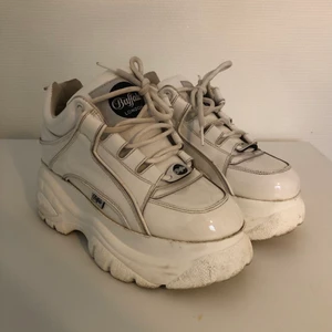 Buffalo skor - Skor från Buffalo, knappt använda pga lite för stora för mig! Köptes för 1600kr 