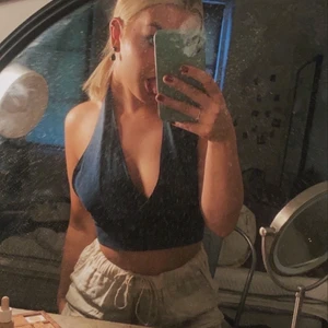 Jeanstopp med snygg passform! - Otroligt fin sommartröja i äkta jeanstyg med öppen rygg. Toppen är handsydd stadsmissionen i Malmö. Jag har endast använt toppen ett fåtal gånger och storlek passar m/s! Utgångspris är 200 kr! Köpare står för frakt och jag fixar så att paketet går att spåra. 🥰