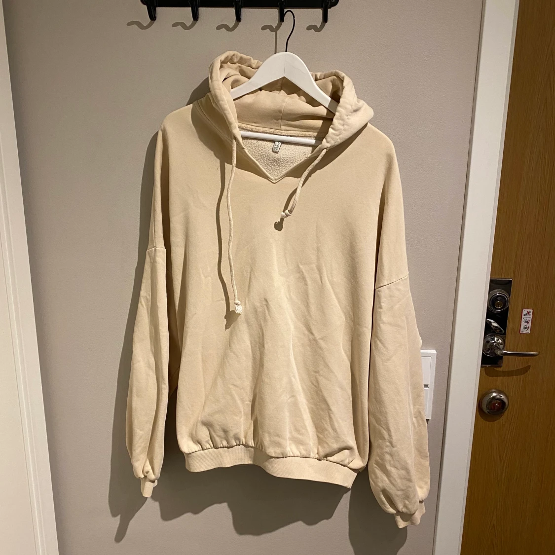 Oversized, beige tjocktröja med luva 
