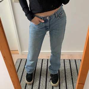 Jättefina nya jeans från zara, säljer pågrund av att dom inte är min stil längre. Jeansen är i jättefint skick och i storlek 38, superlätta att matcha!! Dom är i modellen Mid waist straight. Jag säljer dom för 159+ frakt, kom privat för frågor och vid intresse!!❤️