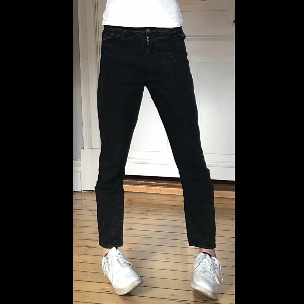 Straight/mom fit jeans som tyvärr blivit för små💗 Har tyvärr klippt bort lapparna men tror dom skulle passa någon som e cirka 150cm lång💕 Köparen står för frakten❤️❤️. Jeans & Byxor.