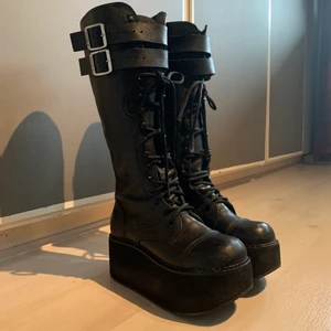 Demonias - Ursnygga demonias från ”Vilela” på instagram. Super gothic och finns ej att köpa likadana längre. Rengjorda och är köpta för 1699kr fråga om fler bilder eller andra frågor (frakten blir hög då dom väger en del☹️)