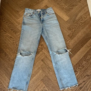 Mid rise zara jeans🙌 - Mid Rise jeans från zara i strl 32, men de är avklippta cirka 3cm för de släpade i marken när jag gick. Superfint skick, skriv för fler bilder💓