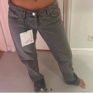 Zara mid rise grå jeans - Säljer mina älskade zara mid rise jeans som inte finns att köp och är väldigt eftertraktade. Dom är i storlek 34💕 bud på 460 köp direkt för 580 inkl frakt