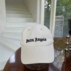 Palm Angels keps - Detta är en Palm Angels keps i mycket bra skick. Den är justerbar och i färgen offwhite. Köparen står för frakt! Skriv om ni har frågor😁