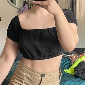 Topp - Jättegullig topp i storlek small perfekt nu till sommaren!🦋 hör av er vid minsta intresse eller fundering💕 