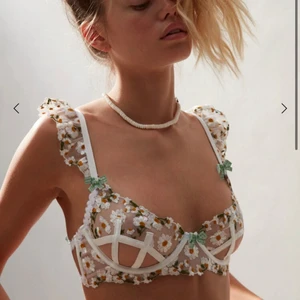Blommig bh🌻🍋💛 - Supergullig bh från ”for Love & Lemons” med massa fina detaljer. Den är helt oanvänd, endast testad och säljs då den tyvärr var för liten för mig🌻🍋💛