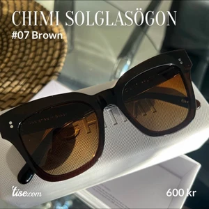 Chimi solglasögon  - Ett par extremt snygga solglasögon från Chimi som tyvärr inte föll mig i smaken på. De har bruna bågar samt bruntonade glas där även glaset är gjort för att försvaga även de starkaste solstrålarna. Aldrig använde utan enbart testade. Det som ingår är; solglasögon, fodral (hårt och mjukt, samt putsduk och originalförpackningen. Pris går att diskutera