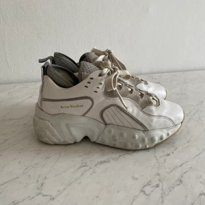 Acne - Vita sneakers som är välanvända🥰