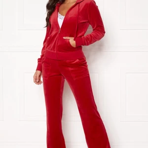 Juicy couture rött - Söker rött juicy sett i storlek XS för bra pris. Skriv gärna om ni sett eller säljer sånt