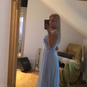 Balklänning  - Säljer denna super fina balklänning, oanvänd eftersom jag köpte en annan! Jätte fin färg, storlek 34 nypris på ungefär 2500, pris kan diskuteras💕 skriv privat för fler bilder 