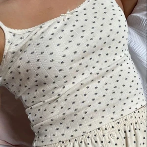 Brandy Melville top  - Fint brandy Melville linne som tyvärr inte kommer till användning. Köpte för 180 säljer för 90+ frakt. Använt bara några få gånger och har inga defekter. 💓💓