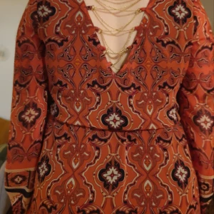 Tunika/klänning - Bohem. Storlek M. Axlar 42. Ärm 62. Elastisk i midjan. 