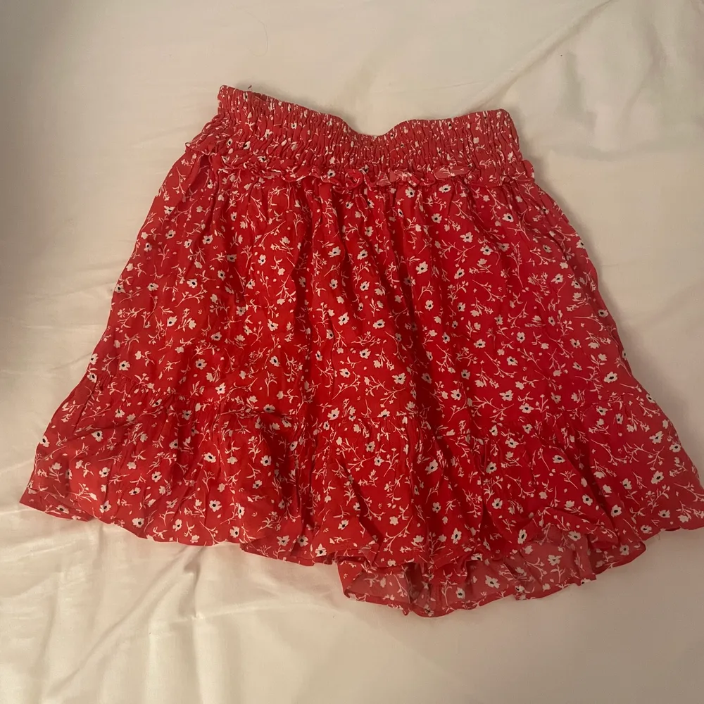 Säljer en super fin röd kjol från Zara! Har använt endast 1 gång💗 Köpt för 299kr och säljer nu för 139kr!!😁 Perfekt inför sommaren. Kontakta mig för mer info och kan absolut diskutera pris!💞. Kjolar.