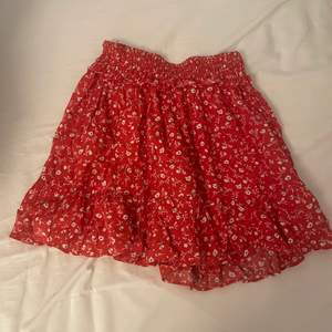 Säljer en super fin röd kjol från Zara! Har använt endast 1 gång💗 Köpt för 299kr och säljer nu för 139kr!!😁 Perfekt inför sommaren. Kontakta mig för mer info och kan absolut diskutera pris!💞