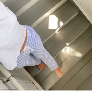 pyjamasbyxor  - FÖRSTA BILDEN ÄR LÅNAD!!supergosiga pyjamas byxor från hm, knappt använda men lappen är bort klippt inuti men de är en storlek M! 💙 jag är ca 1,70 lång