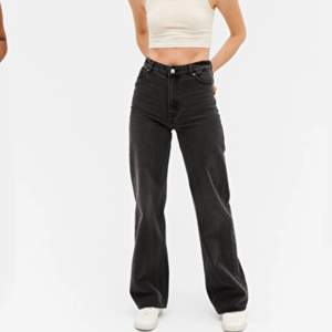 Washed black jeans i modellen Yoko från Monki! Storlek 25💖 skriv privat för fler bilder🌸 köparen står för frakten ⚡️