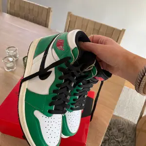 Air jordan 1 lucky green, väldigt bra skick 9/10. Box och extra skosnören samt tag ingår. Storlek 41 dam mem passar mig som har 39. Köp direkt för 3799