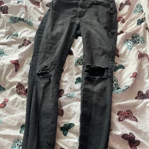 Säljs jeans💓 - Ett par jeans men hål i knäna.