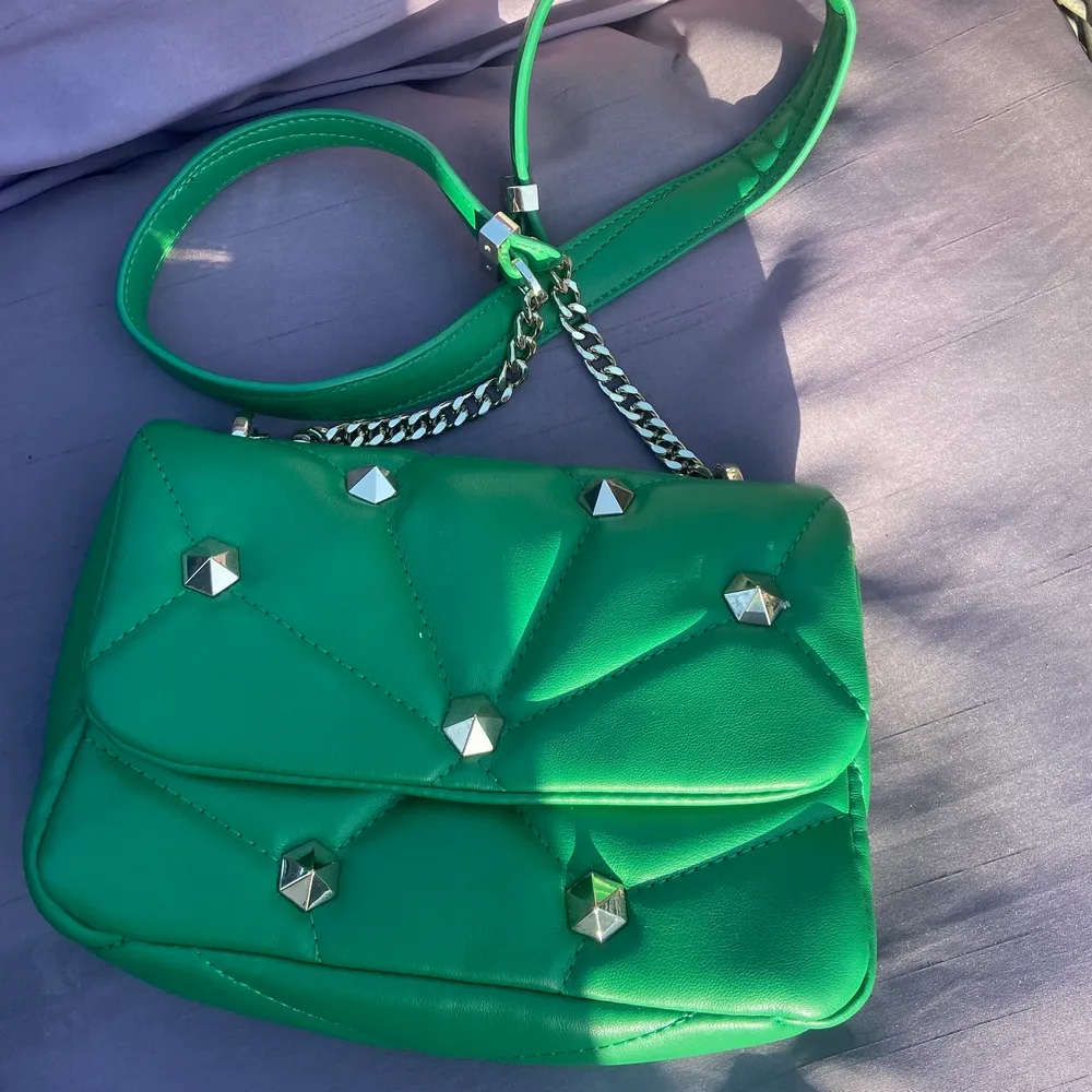 (Bild Nr. 2 är lånad) Säljer denna superfina gröna handväska från zara på grund av att den ej kommer till användning. Använd ca 2 gånger så den är i gott skick!💛💖 pris kan diskuteras, köparen står för frakten!⚡️⚡️. Väskor.
