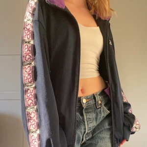 Asics zip-up - Säljer denna zip-up från asics som är perfekt nu som vårjacka! 💓🌸 Väl använd då den var en av mina favoritjackor, men ändå i mycket gott skick. Storleken är large men sitter bra oversized på mig som oftast har S. Skicka gärna ett meddelande vid frågor eller för fler bilder. Pris kan möjligtvis diskuteras! 🤍