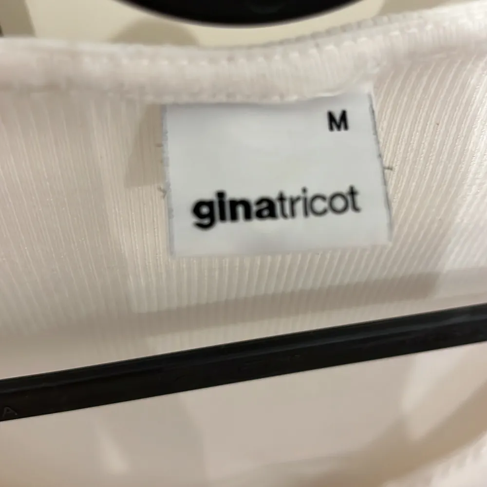 En fin vit tröja från ginatricot . Toppar.
