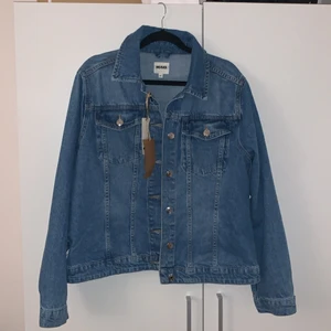 Jacka - Säljer en helt ny jeans jacka , lapparna är fortfarande kvar. I storlek M. 