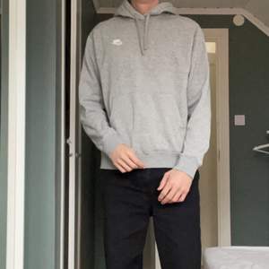 Nike hoodie, använd många gånger men är i väldigt bra skick och inga synliga fel. Storlek M, modell 186 cm. Färg: grå. Om du undrar mått så är det bara att skicka ett DM. Lägger ut igen pga oseriös köpare