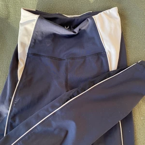 Soc träningstights - Svarta träningstights med beige detalj från Soc