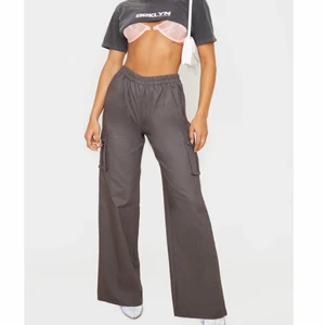 Cargobyxor - Charcoal cargobyxor från prettylittlething