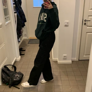 cargo pants - säljer då de inte kommer till användning längre. svarta färgen har bleknat en aning i tvätten, men de är fortfarande svarta. pm för fler bilder eller frågor! budgivning om flera är intresserade.