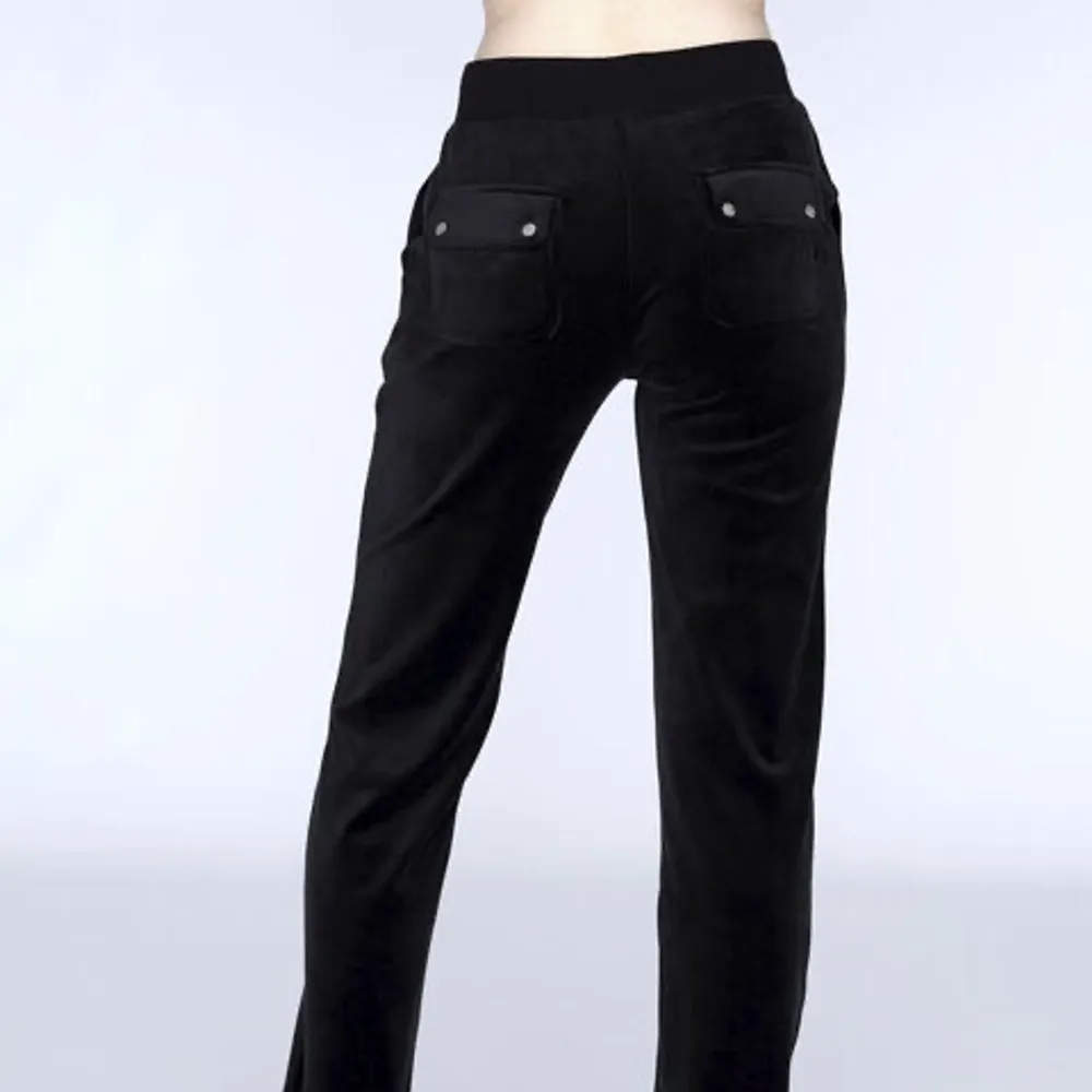 Säljer ett par svarta juicy byxor med fickor bak. Storlek S❤️ köpt för 999 kr från nelly.. Jeans & Byxor.