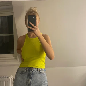 Neon linne - Super bekvämt och snyggt linne från Ginatricot! Blandad neon grön/gul färg. Populärt mode. Storlek M. Brukar styla upp en tråkig svart kostym fit med denna under kavajen! Blir direkt lite mer unikt! Säljer pga blivit för stor (inte uttöjd)🤍.     Kan skickas med spårbarfrakt 66kr eller postnords blåa påse S för 45kr utan möjlighet för spårning!                                         (Skriv privat för fler bilder eller funderingar)✨