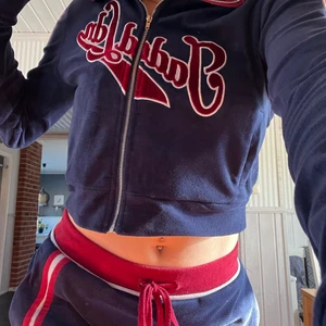 Jaded london mjukisset  - Hej! Kollar intresset på mitt jättefina jaded london mjukisset, jag är 170 och på mig går byxorna till marken! Fler bilder finns. Säljer bara vid bra bud😍 storlek 34 i både byxa och tröja men passar mig som vanligtvis har 34-36 ungefär, stretchigt material!