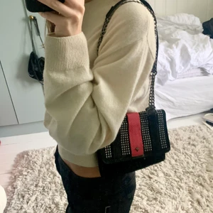 Liten väska Zara - Jättefin liten väska från zara som både kan bäras som crossbody eller på axeln! Kan mötas eller så tillkommer frakt ❤️
