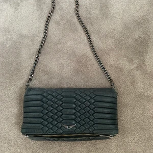Zadig väska - Säljer min fina Zadig väska som jag inte änvänder längre. Nypris ca 4000 och ganska använd och jag har bara en av kedjorna kvar. Pris kan diskuteras på snabbt köp. Jätte cool design som man inte ser lika ofta som den vanliga svarta. 💗💗