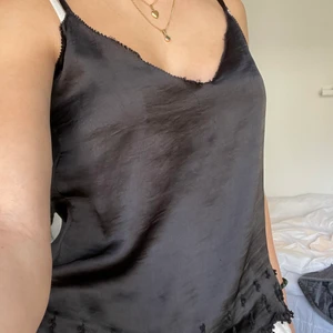 Zara festtopp  - Säljer mitt svarta Zara linne då jag har två❤️❤️ Perfekt till fest och brunch.  Linnet är slutsålt på zaras hemsida. Köparen står för frakt.🥰