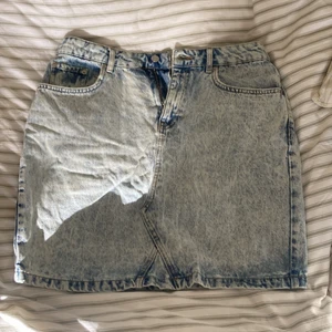 Stentvättad kjol  - Stentvättad kjol från na-kd i storlek 42, men ganska liten i storleken.