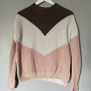 Stickad flerfärgad tröja  - Skön stickad med rejält tyg i mörkgrön, vit och rosa.