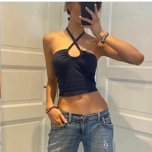Topp - Superfin topp med knytning från design_bylow, köpt för 250 och aldrig använd (bilderna är lånade). Storlek S men banden kan justeras.