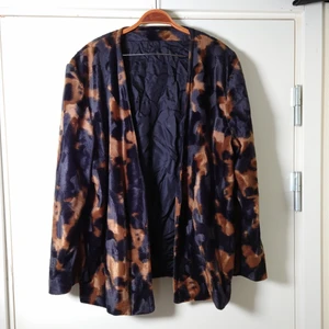 Mjuk kofta - Mjuk och mysig kofta med tunnt foder. Ingen storleksmärkning men passar S-L beroende på hur en vill ha den🌱