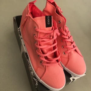 Oanvända rosa tygskor storlek 39 - Aldrig använda! Köpa på Stadium för 299kr