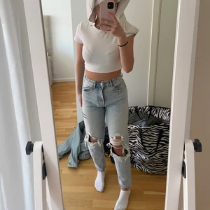 Slitna high waist Jeans - Säljer dessa supersnygga jeansen från Zara i storlek 34. De är ganska tajta på mig även fast jag brukar ha 34, alltså lite mindre i storlek. Sitter annars jättebra. Köparen står för frakten