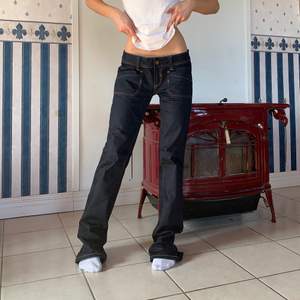 Lågmidjade jeans från ”Freesoul”, färgen är mörkblå, nästan svart🌟 midjemått 86, innerben 88cm